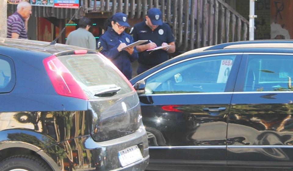 Komunalni policajci u akciji kontrole nepropisanog parkiranja. Foto VranjeNews