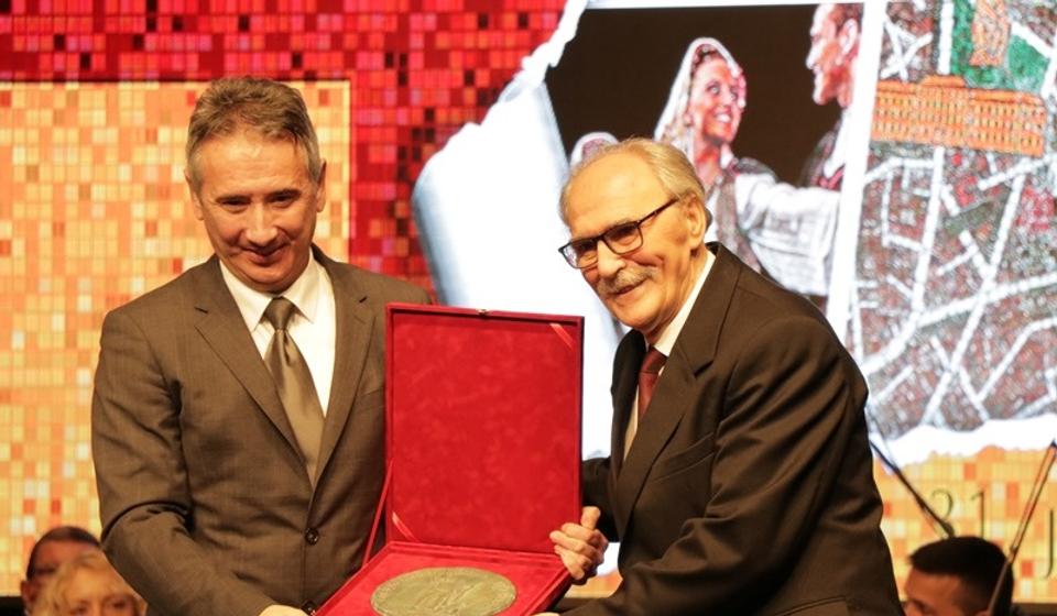 Diploma i novčani iznos od 100.000 dinara: Specijalno javno priznanje 31. januar otišlo u ruke glumca Dragana Stankovića. Foto Vranje News