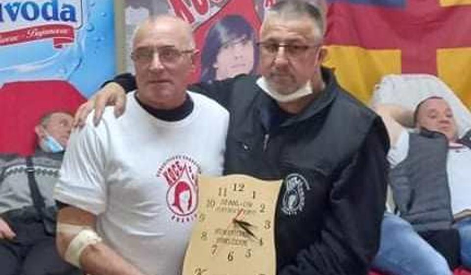 Blagoje Kocić sa jednim od dobrovoljnih davalaca. Foto Koce zauvek