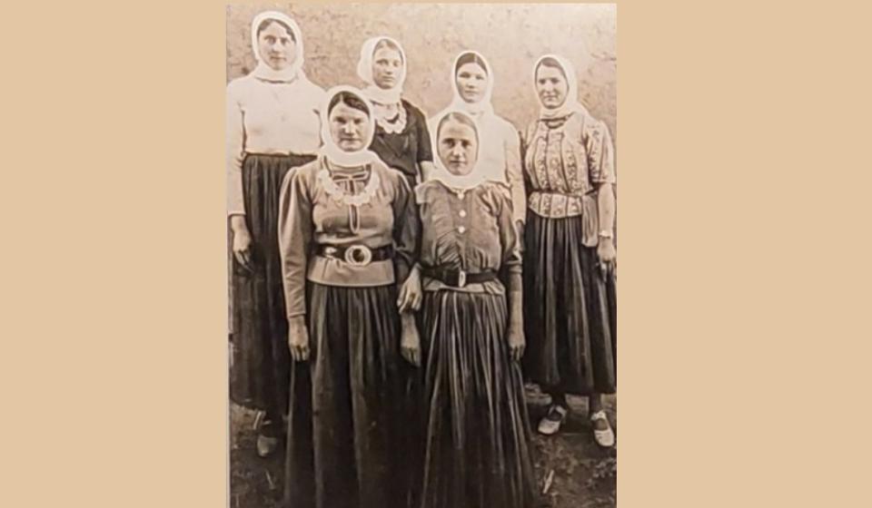 Devojke u moravskim futama i gradskim košuljama (sredina 20. veka). Fotografija je vlasništvo Narodnog muzeja u Vranju