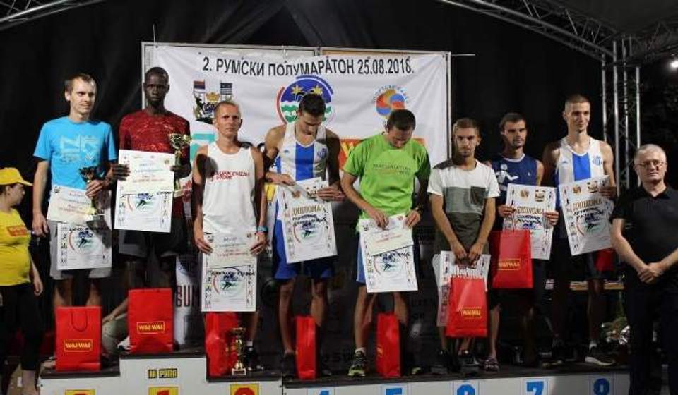 Kristijan Stošić na pobedničkom postolju u Rumi. Foto AK Vranjski maratonci