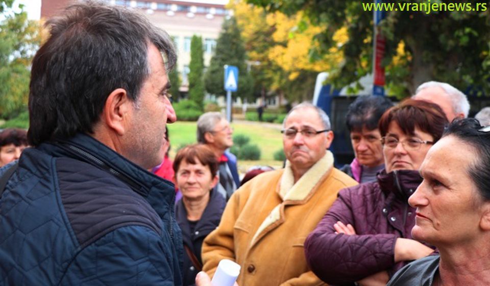 Gde su naše pare: radnici Koštane ispred sedišta SNS-a u Vranju. Foto VranjeNews