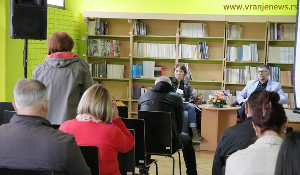 Autor Dejan Vukićević i voditeljka razgovora Dragana Milunović na promociji knjige Non imprimatur ili Cenzura u bibliotekarstvu i izdavaštvu. Foto Vranje News