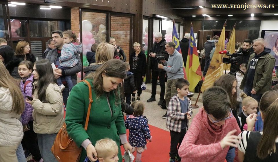 Veliki broj najmlađih ljubitelja pozorišta na otvaranju festivala. Foto Vranje News