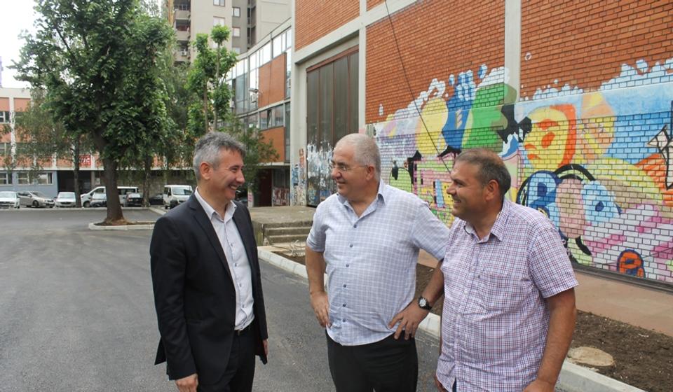 Gradonačelnik Milenković sa predstavnicima JKP Parking servis i izvođača radova. Foto Grad Vranje