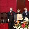 Nagradu su uručili gradonačelnik Beograda prof. dr Zoran Radojčić i predsednik Skupštine grada Nikola Nikodijević. Foto Grad Beograd.