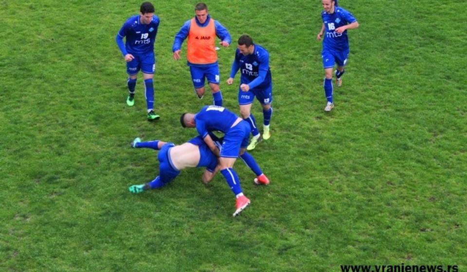 Radost fudbalera Radnika posle gola Damjanovića za 2:0. Foto VranjeNews