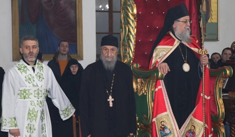 Nebojša Stevanović (levo) na jednoj od liturgija u Hramu Svete trojice. Foto Vranje News