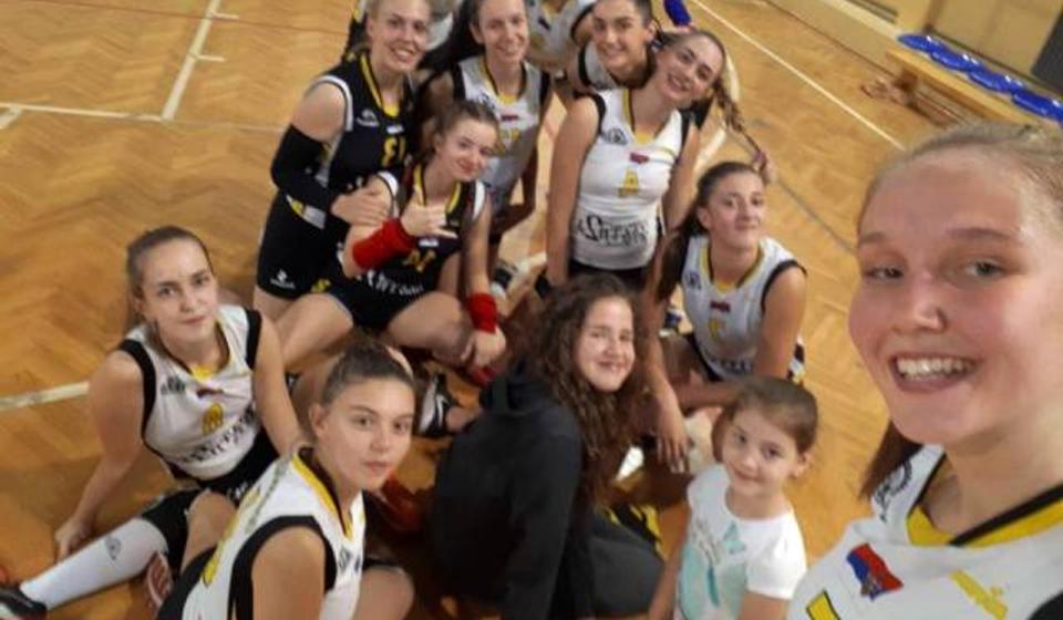 Teodora sa sada već bivšim saigračicama iz vranjskog kluba. Foto OK Panda