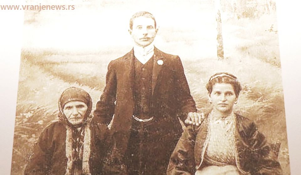 Porodica iz Vranja u srpskoj građanskoj nošnji (početak XX veka). Foto Vranje News (vlasništvo Narodnog muzeja)