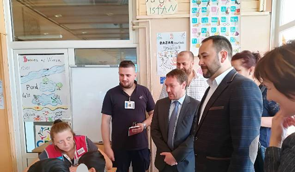 Bizel sa domaćinima u obilasku kreativnog kutka Prihvatnog centra. Foto VranjeNews