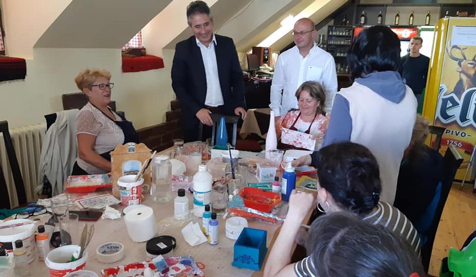 Gradonačelnik i većnik u razgovoru sa članovima udruženja. Foto Grad Vranje