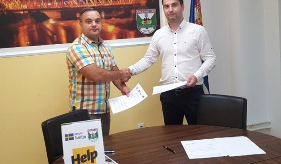 Vladimir Kostić (desno) i Bane Stanojković nakon potpisivanja aneksa ugovora. Foto haninfo.rs