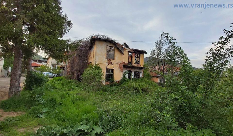 Ruševine zgrade Amerikanskog doma u Vranju (slikano u leto 2021). Foto Vranje News