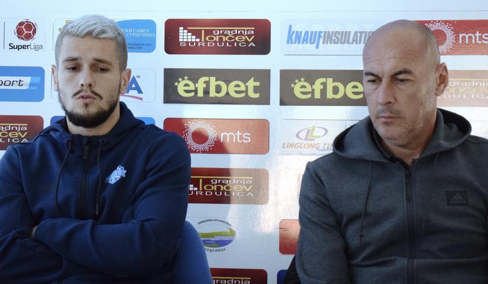 Dušan Hodžić (levo) i Sušan Đorđević ored novinarima. Foto D. Mirčev