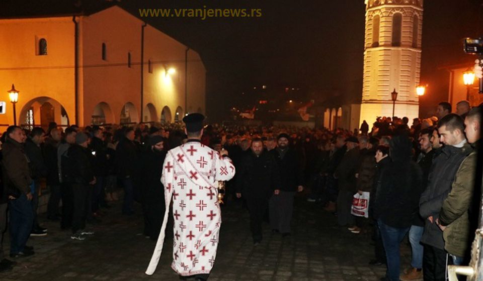 Polazak litije iz crkvene porte. Foto VranjeNews