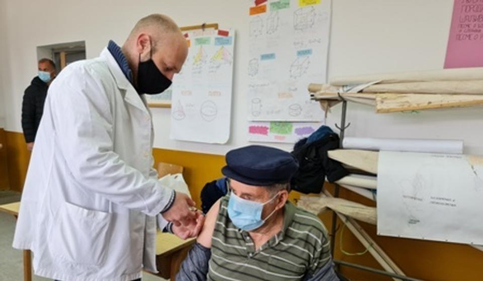 Vakcinisanje meštana u Buštranju. Foto ZC Vranje