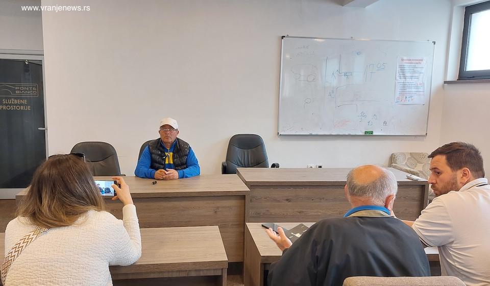 Dejan Kostić, pomoćni trener Dinamo Jug-a, na konferenciji za medije pred gostovanje u Kruševcu. Foto Vranje news