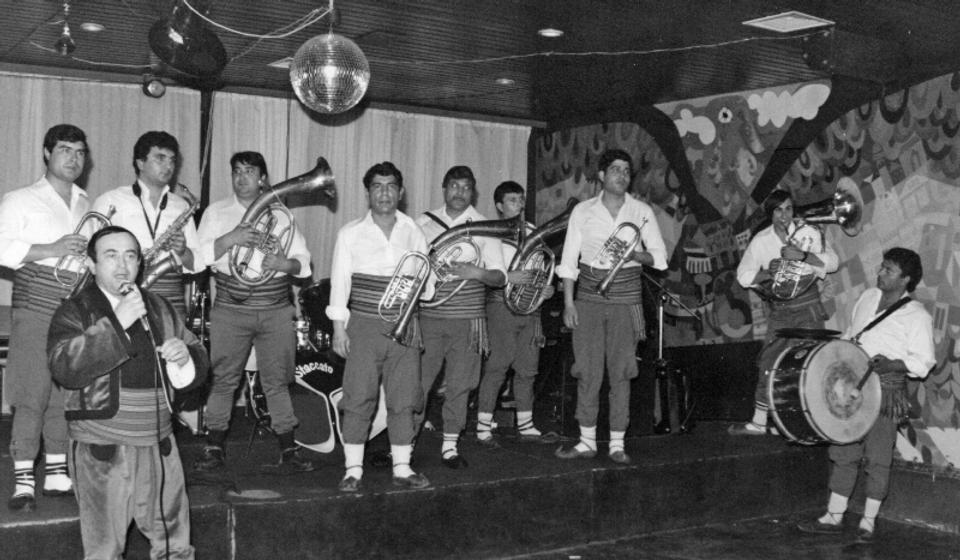 Nastup sa orkestrom Ekrema Mamutovića (starijeg) 1988. godine u Vranju. Foto WMAS (izvor Slobodan Jovanović Cobi)