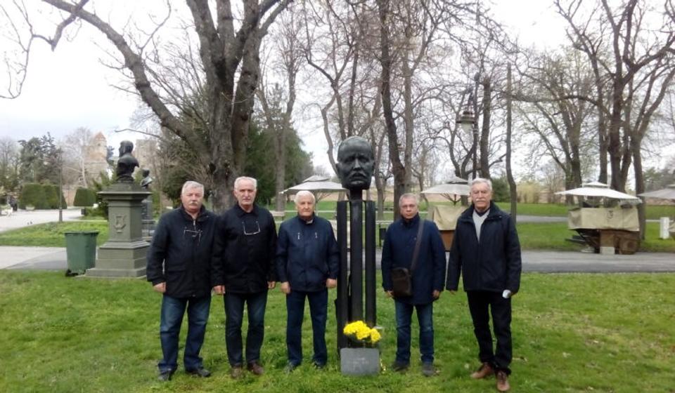 Članovi Udruženja Vranjanaca Žuto cveće kraj Borine biste na Kalemegdanu. Foto Žuto cveće