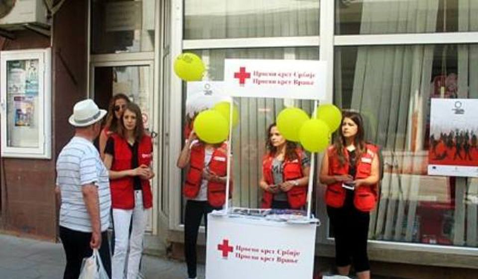 Volonteri Crvenog krsta. Foto FB Vranjski maratonci