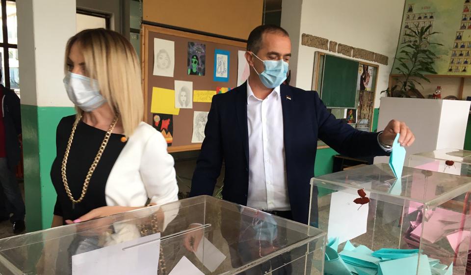 Slaviša Bulatović na biračkom mestu u Vranjskoj Banji. Foto Vranje News