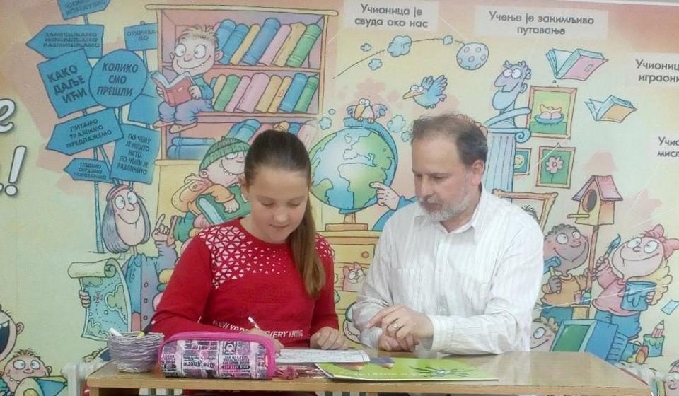 Sofija Tasić sa svojim učiteljem Miomirom Dejanovićem. Foto lična arhiva