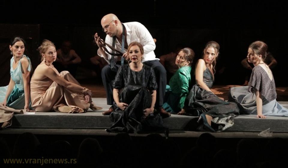 Vranjskom ansamblu Specijalna nagrada za predstavu Nečista krv. Foto Vranje News