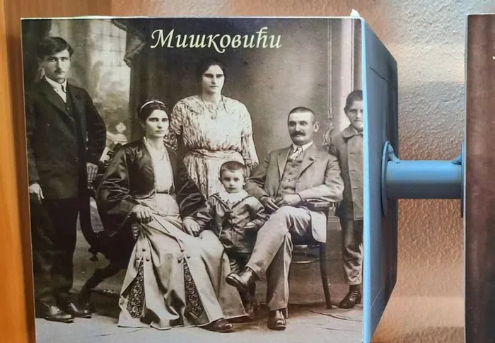 Baba Dika sa članovima svoje porodice. Foto Vranje news (fotografija je iz zbirke Stalne etnološke postavke Narodnog muzeja u Vranju)