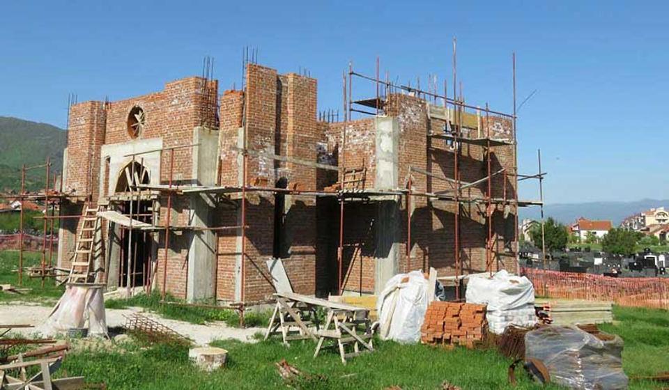 U toku završni radovi: Crkva na Bunuševačkom groblju u momentu kada je bila u središnjoj fazi izgradnje. Foto Eparhija vranjska