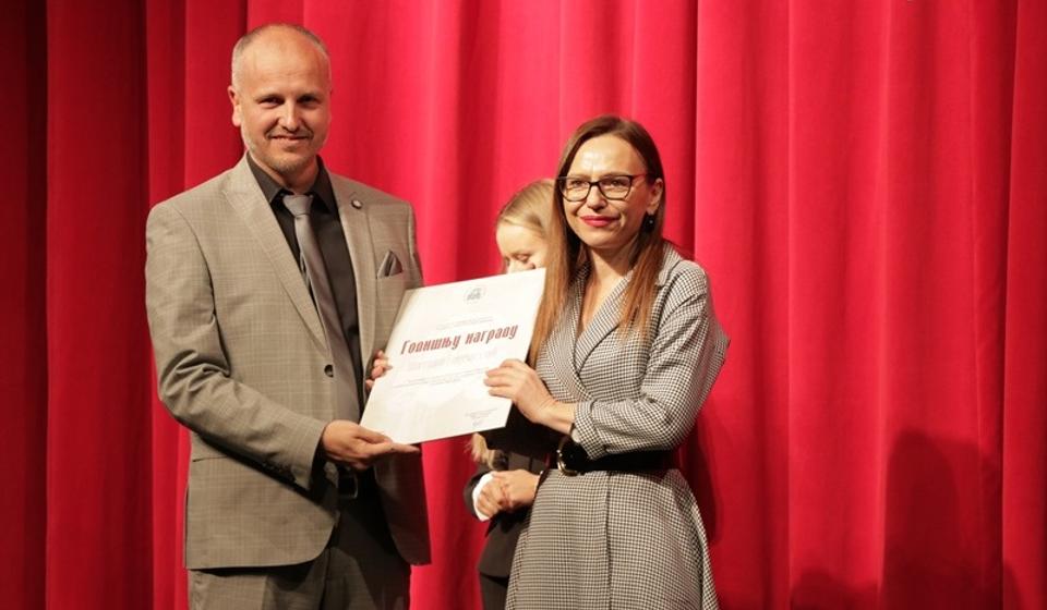 Godišnja nagrada za Dan pozorišta glumici Žetici Dejanović. Foto Vranje News