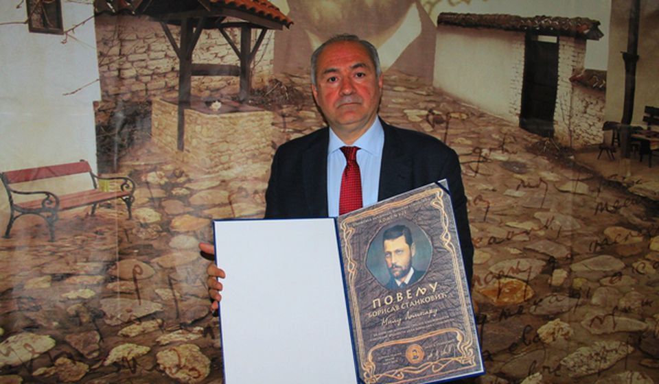 Književna zajednica nagradila je Lompara poveljom i bareljefom sa likom Bore Stankovića. Foto VranjeNews