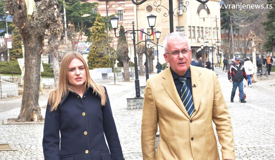 Milica Đurđević Stamenkovski sa okružnim liderom i poslaničkim kandidatom Zavetnika Draganom Nikolićem.Foto Vranje News