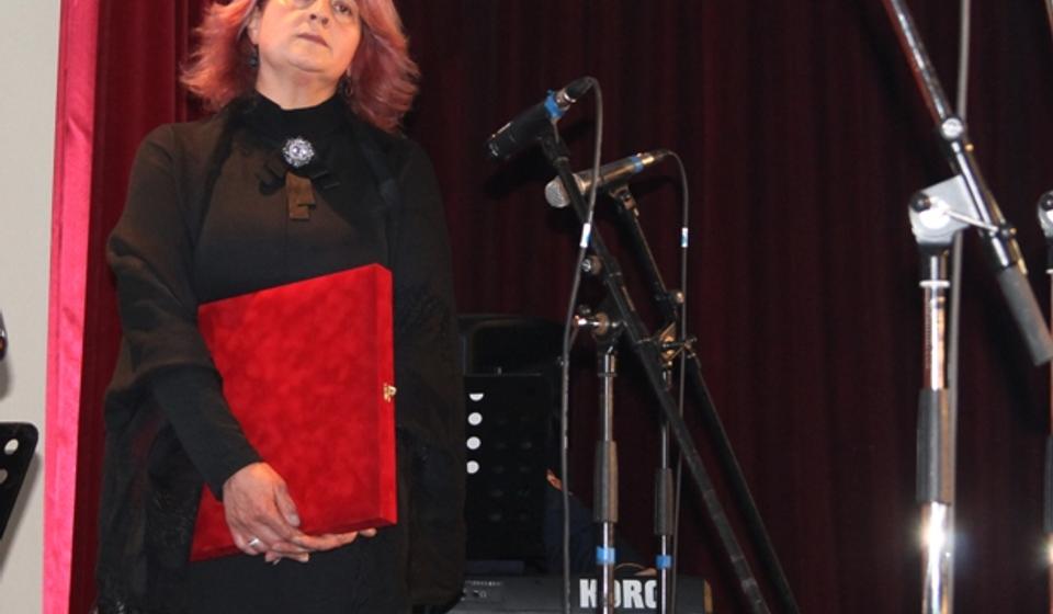 Specijalno priznanje posthumno dodeljeno lekaru Vladimiru Stamenkoviću primila je njegova supruga. Foto VranjeNews