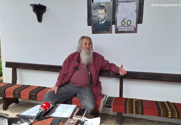 Miroslav Cera Mihailović saopštava ime ovogodišnjeg laureata. Foto Vranje news