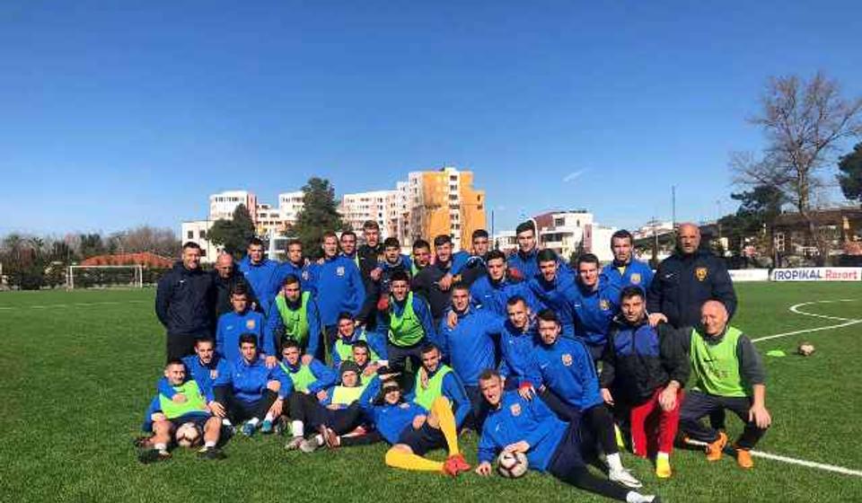 Fudbaleri vranjskog kluba na terenu na kome odigrati prvu pripremnu utakmicu u Albaniji. Foto FK Dinamo