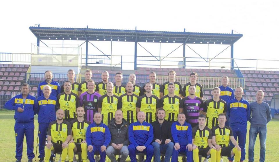 Seniorski tim, članovi uprave i kompletan stručni štab Dinamo Jug-a. Foto FKDJ