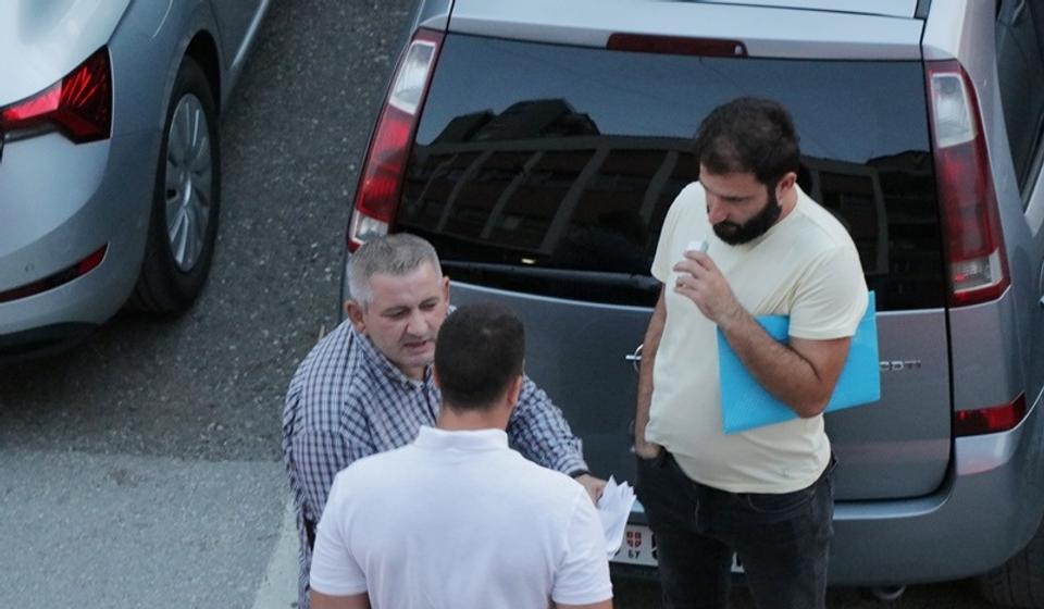 Međusobna razmena argumenata nastavljena je van sale i van zgrade. Foto Vranje News