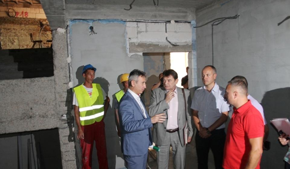 Arsić i Milenković prilikom obilaska radova na obnovi pozorišta. Foto VranjeNews