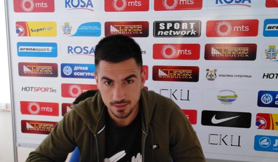 Luka Mićić parafira dvogodišnji ugovor. Foto FK Radnik