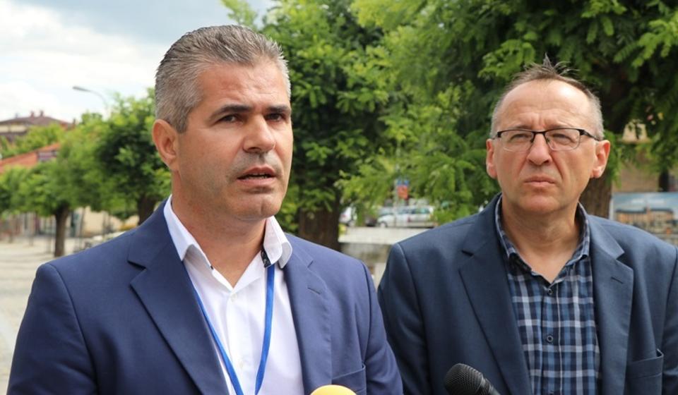 Na jednom biračkom mestu glasač izneo glasački listić, bilo i pokušaja fotografisanja: Dušan Aritonović i Stojan Ilić. Foto Vranje News