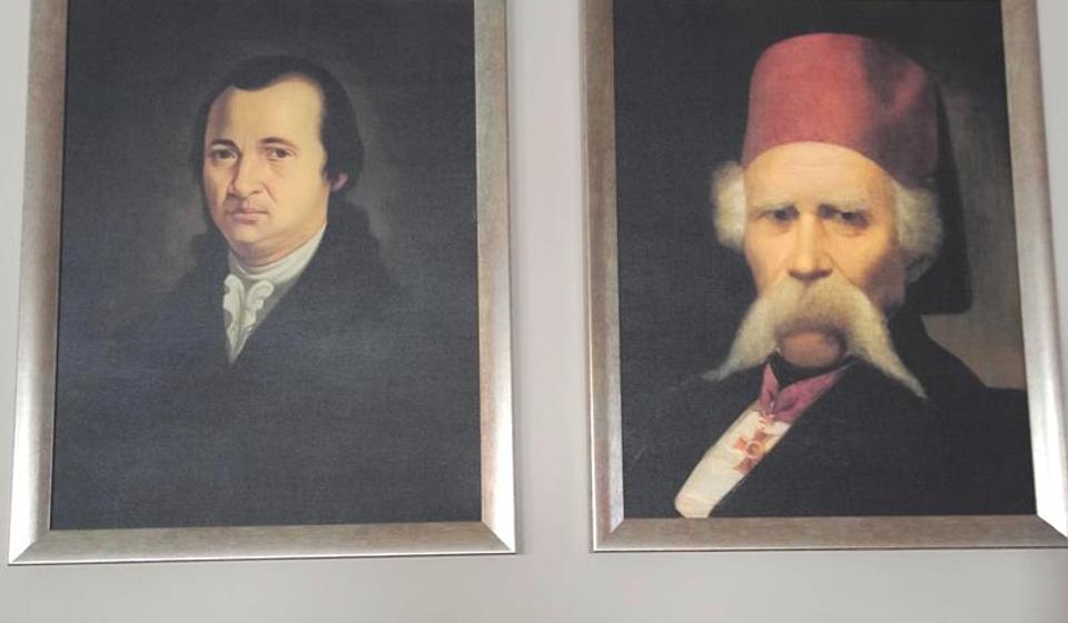 Portreti Dositeja Obradovića i Vuka Karadžića u Profesorskoj sali Ekonomskog fakulteta u Beogradu. Foto S.S.