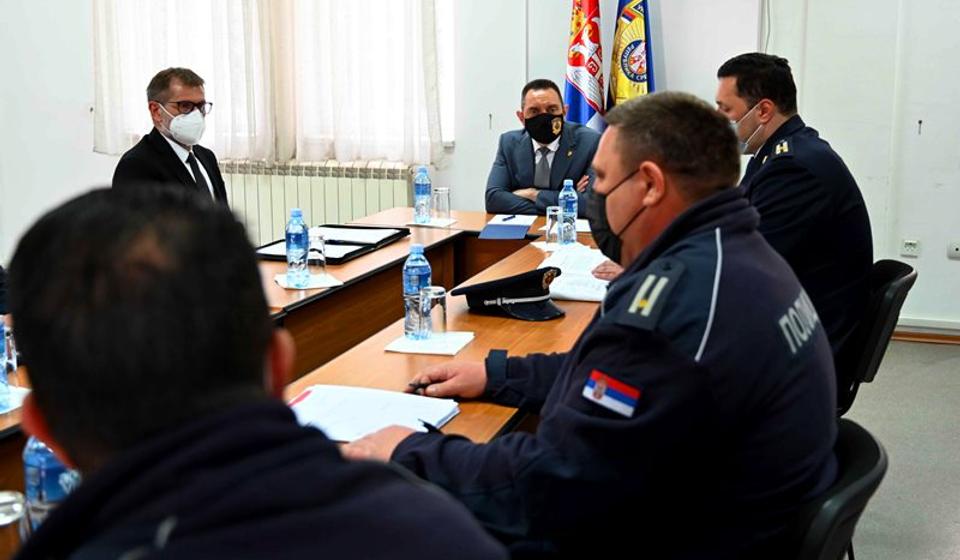 Vulin u poseti Policijskoj stanici u Bujanovcu. Foto MUP