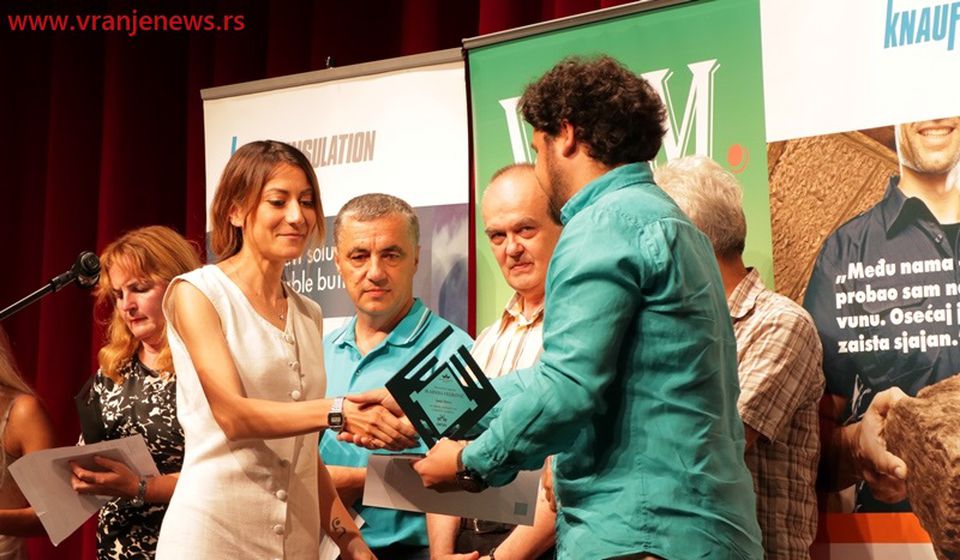 Uručenje nagrade za najbolji uređivački rad Sanji Petrov. Foto Vranje News