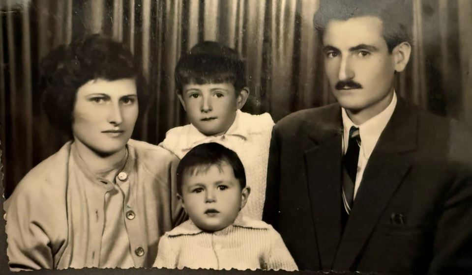 Petar i Mirjana sa sinovima Branislavom i Slavoljubom. Foto porodična arhiva Pešića