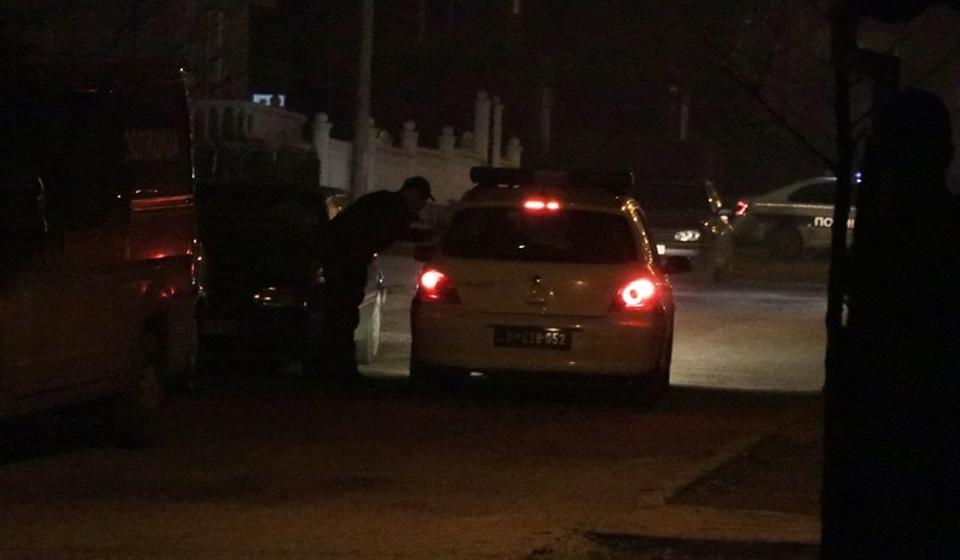 Policija na licu mesta u Ulici Ive Andrića gde je osumnjičeni počinio samoubistvo. Foto Vranje News