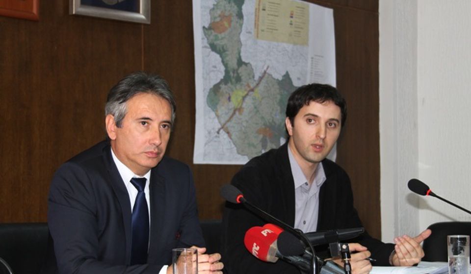 Kostić (desno) sa gradonačelnikom Slobodanom Milenkovićem. Foto VranjeNews