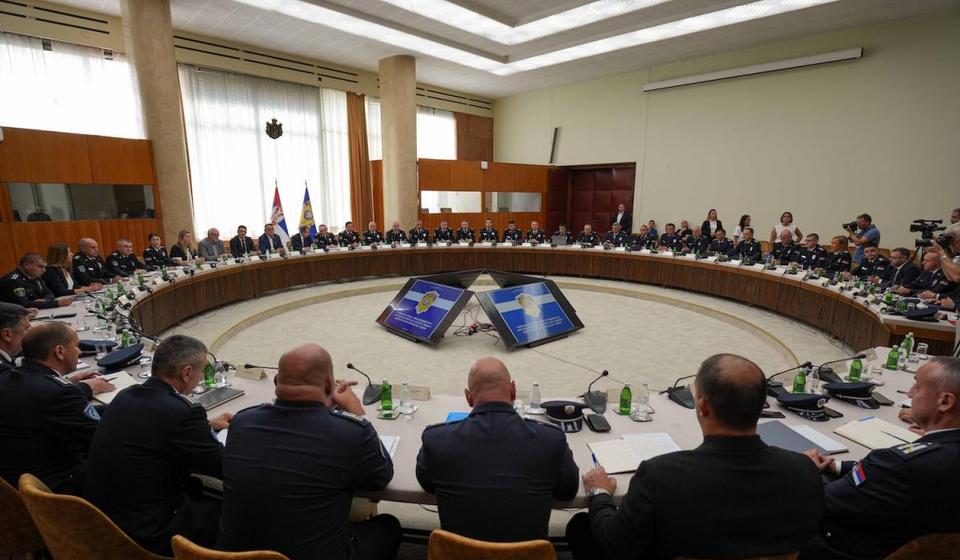 Da li je zaista neophodan ovoliki broj policajaca na predstavljanju sedmomesečnog izveštaja MUP-a. Foto MUP