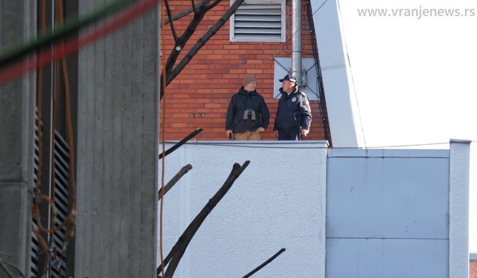 Najstrože mere obezbeđenja i na krovovima okolnih zgrada. Foto Vranje News