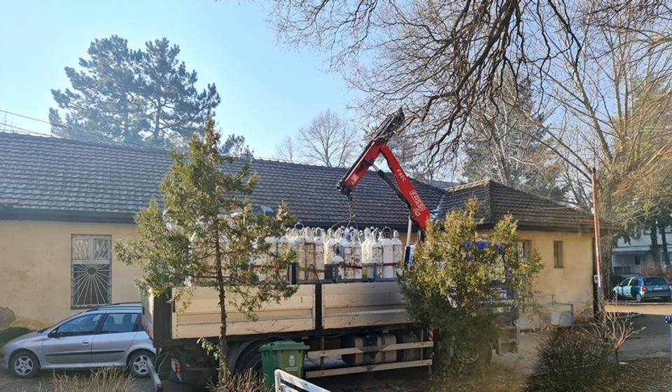 Dopremanje kiseonika Odeljenju psihijatrije, jednoj od dve kovid bolnice u Vranju. Foto ZC